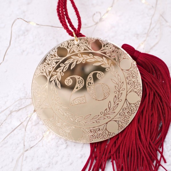 Χειροποίητο Κρεμαστό Γούρι – Δίσκος από Χρυσό Πλέξιγκλας Καθρέφτη με Χάραξη “26” Χειροποίητο Γούρι 2026 – Δίσκος από Χρυσό Πλέξιγκλας Καθρέφτη με Χάραξη “26”