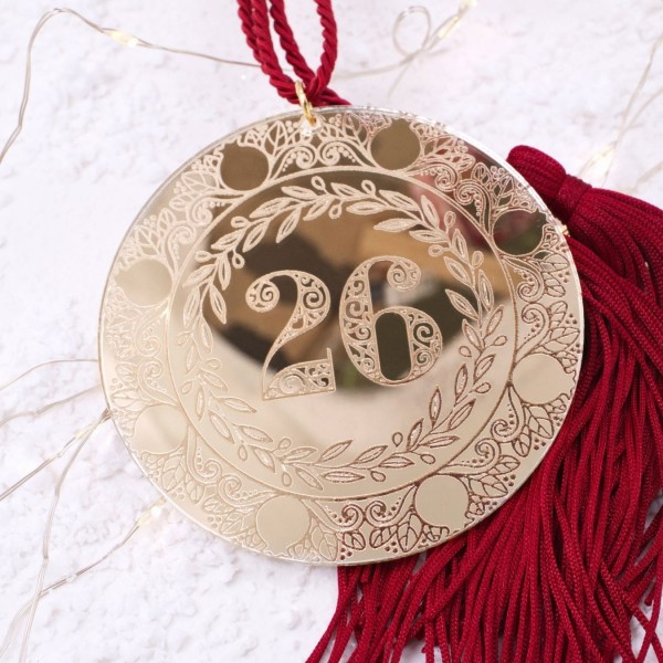 Χειροποίητο Κρεμαστό Γούρι – Δίσκος από Χρυσό Πλέξιγκλας Καθρέφτη με Χάραξη “26” Χειροποίητο Γούρι 2026 – Δίσκος από Χρυσό Πλέξιγκλας Καθρέφτη με Χάραξη “26”